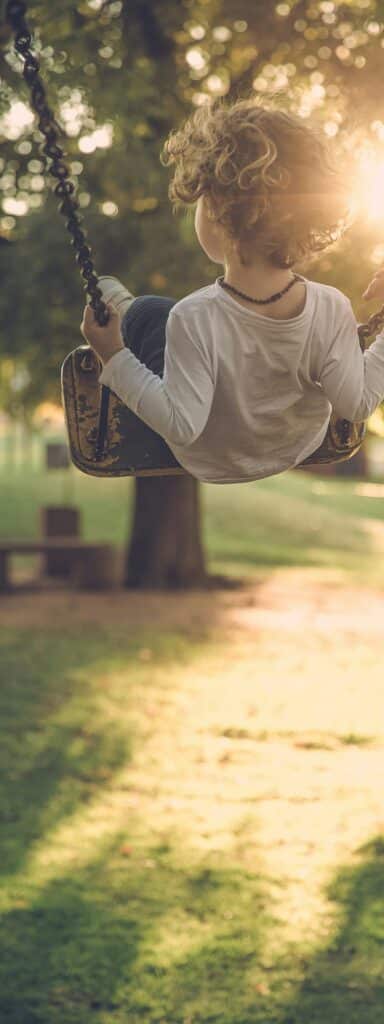 Un enfant se balance sur une balançoire
